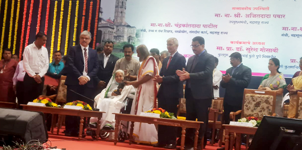 smt.-pratibha-patil-honored-with-amrit-gaurav-samman-on-university-day